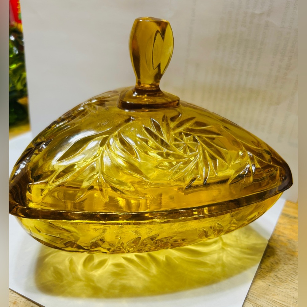 Vintage candy dish, triangular, pinwheel design. Amber color, domed lid w finial - Picture 5 of 5